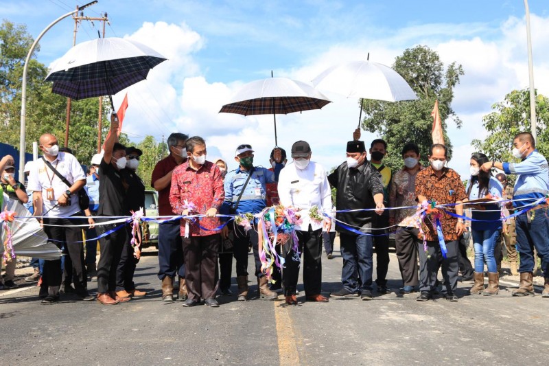 Peresmian underpass dilakukan dengan pengguntingan pita diikuti Wakil Gubernur Hadi Mulyadi, Manager Bayan Group Leyong dan pimpinan PT FKP Alexander. Foto: humas pemprov kaltim