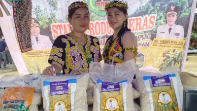 Setengah Ton Beras Mayas dan Abung di Stan Pameran Rukun Damai Ludes Terjual