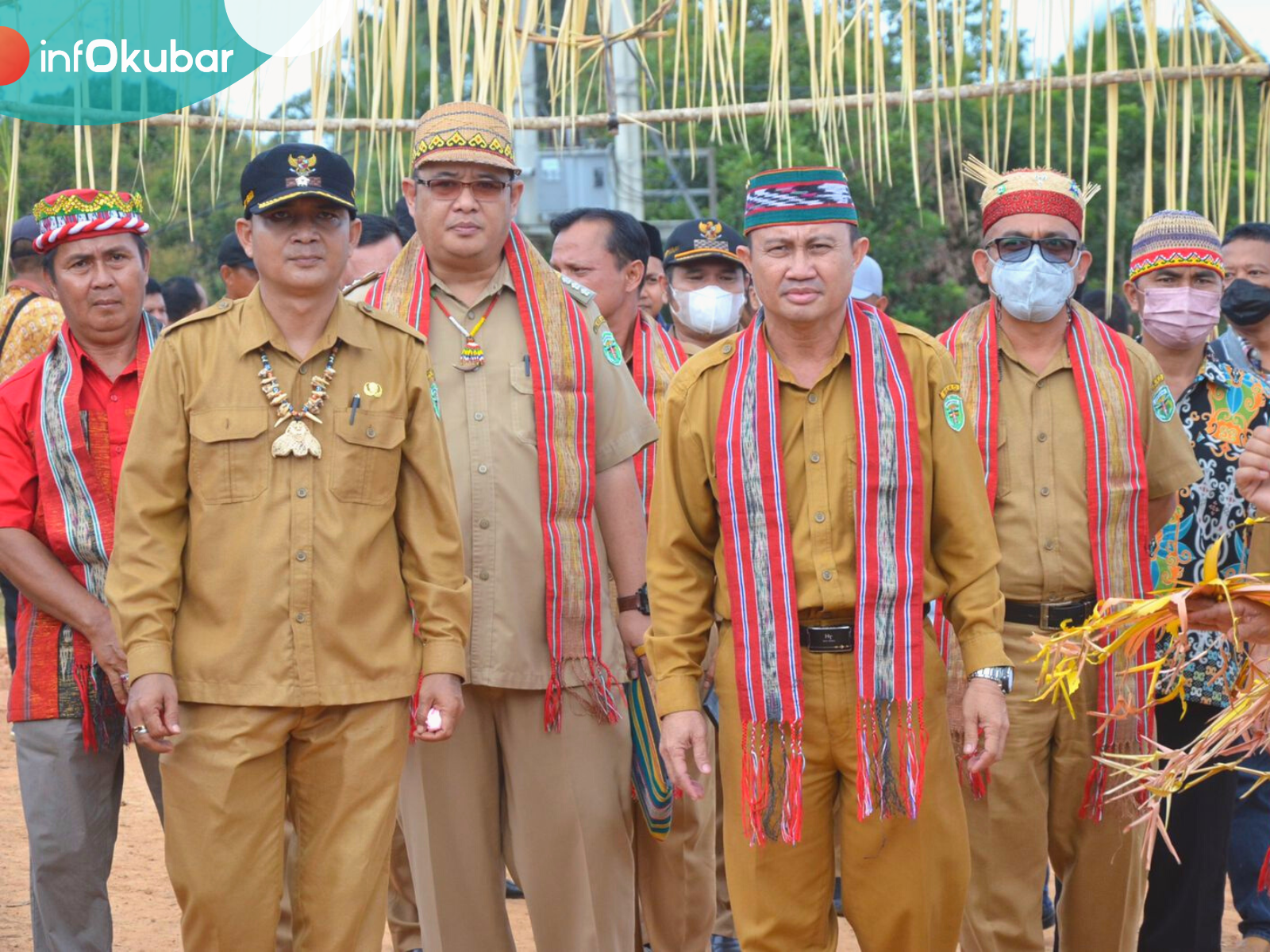 Kepala BKAD Kubar, Sahadi (dua kanan) di acara Ngugu Tahun Kampung Bentas, Senin (30/8/2022). (Foto: Prokopim Kubar)