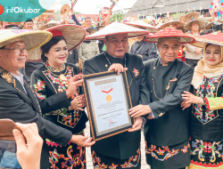 Wow! Kutai Barat Pecahkan Rekor MURI Memakai Seraung Terbanyak