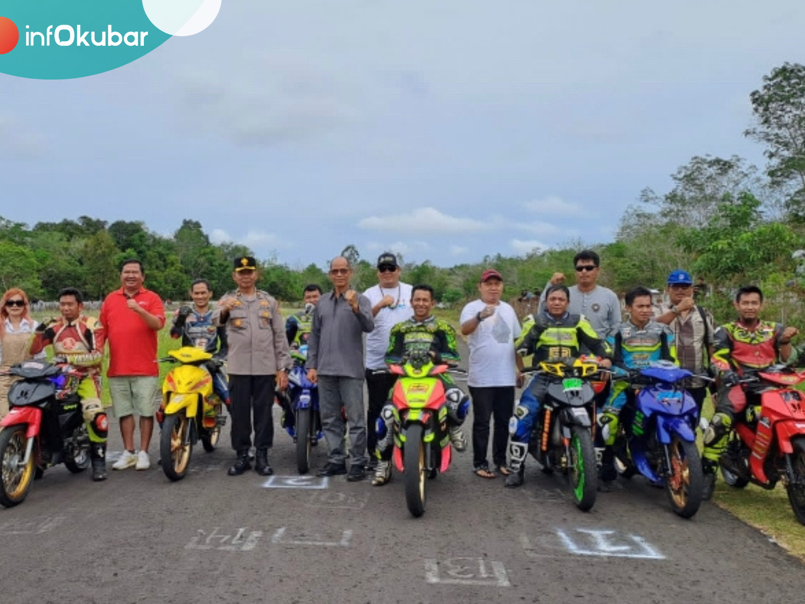 Ekti Imanuel (baju merah) berfoto bersama para pembalap di kelas 35 Up, sebelum melakukan start. (Foto: Riska/infokubar.id)