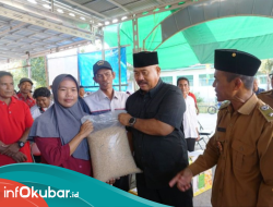 Bupati Kukar Serahkan Bantuan RT di Desa Genting Tanah