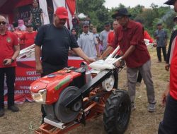 Edi Damansyah Serahkan Bantuan ke Petani dan Nelayan di Sebulu