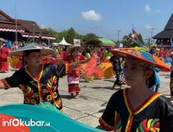 Tarian Kolosal Pukau Masyarakat di Perayaan HUT ke-24 Kutai Barat