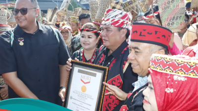 Catatkan Rekor Dunia MURI, Sepuluh Ribu Orang Memakai Anjat di Kutai Barat