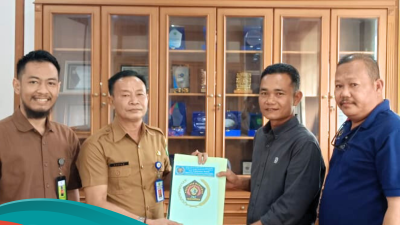 Ketua PWI Kubar, Alfian Nur (dua kanan) menyerahkan SK pengurus kepada Kadiskominfo Kubar, Rustam (dua kiri), Senin (15/7/2024). (Foto: infokubar.id)