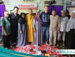 Kembali ke ‘Kampung Halaman,’ Babah Alun Berangkatkan Umrah Keluarga Angkatnya