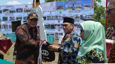 Kunker ke Muara Pahu, Bupati FX Yapan Serahkan Bantuan Mobil Pemadam Karhutla