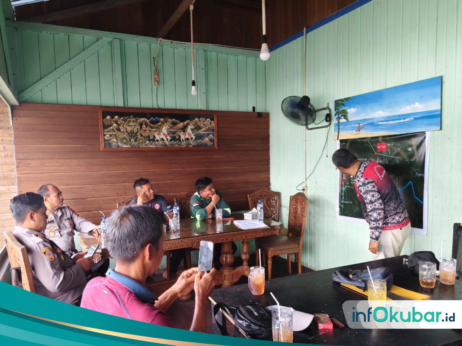 BERSEDIA MEMBANTU : Perwakilan PT. MBL Senior Manager HSE Dimas Hanggono Aji (tiga kiri) dan Safety Operation Superintendent Richo Naiborhu (empat kiri, duduk) bersama Kapolsek Melak serta Petinggi Muara Beloan Rudy Suhartono menyepakati beberapa tuntutan warga. Pertemuan ini di rumah makan terapung di Melak, Jumat (20/12/2024).