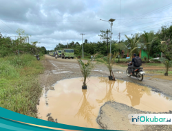 Kesal Jalan Rusak Parah, Warga Kampung Sekolaq Darat Larang Truk CPO Melintas