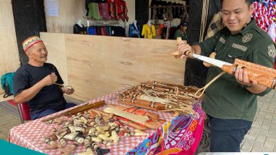 Ukiran Mandau Lidang dari Sekolaq Joleq Pikat Pengunjung PEDA XI di Taman Budaya Sendawar