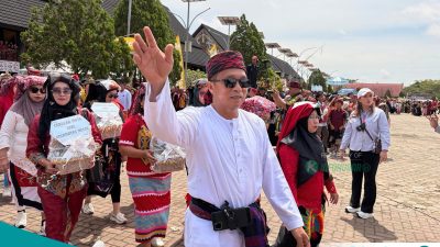 Kecamatan Melak Buka Defile Meriah HUT ke-26 Kutai Barat, Tampilkan Ragam Etnis dan Produk Lokal