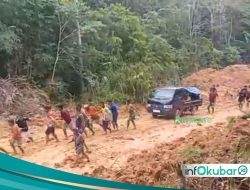 Tembus Jalan Berlumpur, Warga Pereng Talik Terpaksa Gotong Royong&nbsp;Antar Orang Sakit
