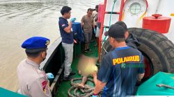 Pria 27 Tahun Ditemukan Meninggal di Atas Tugboat di Perairan Mahakam, Polisi Lakukan Penyelidikan