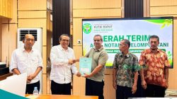 Perkuat Kelembagaan Petani, Pemkab Kutai Barat Serahkan Akta Notaris kepada 47 Kelompok Tani