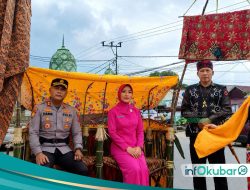 Kapolres Kubar AKBP Haris Kurniawan Disambut Adat Tepung Tawar dan Prosesi Pedang Pora