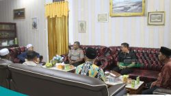 Saat Kapolres Baru Menitipkan Anggotanya kepada Ulama Kutai Barat